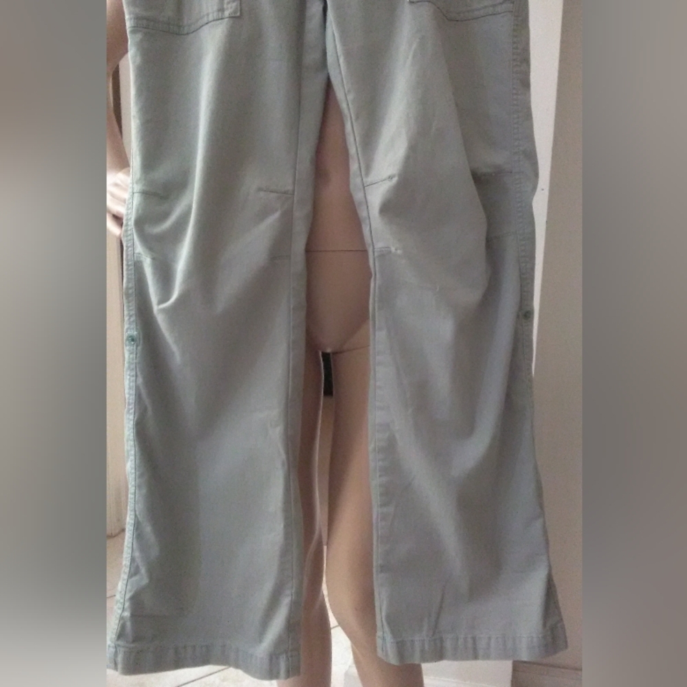 LIKE NEW GREEN PANTS or CAPRIS BY CANDIES DECOR. PKT/ (SNAP TO CAPRI) SZ. JR 11 - Picture 2 of 11
